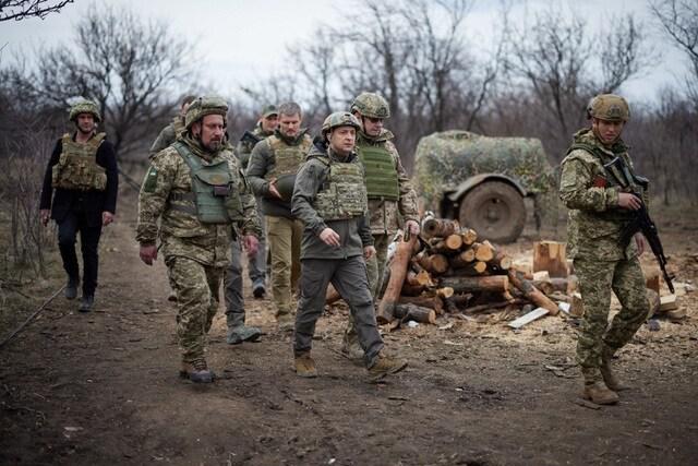 Tổng thống Ukraine Volodymyr Zelensky (mặc quần áo chiến thuật màu xám, ở giữa)