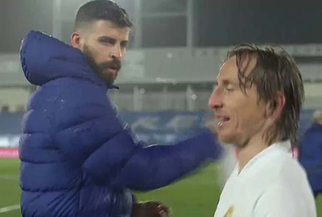 Pique chạm mặt Modric&nbsp;sau trận đấu