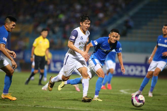 Hà Nội (áo trắng) vươn lên vị trí thứ 5 trên bảng xếp hạng V-League 2021