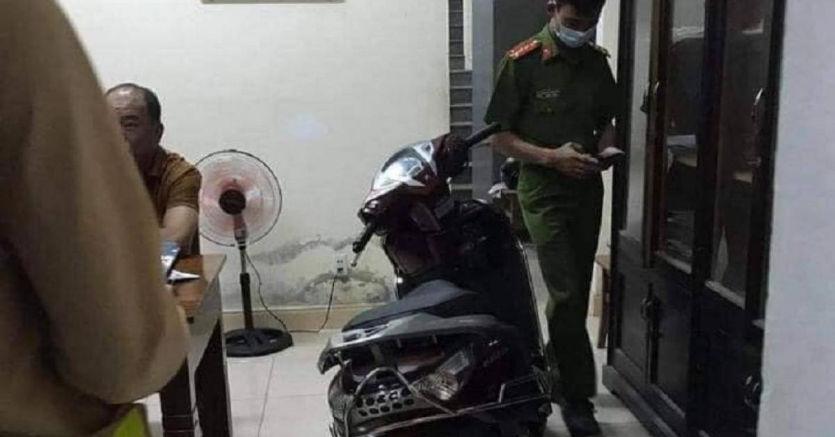 Đang mở cổng vào nhà, người phụ nữ bất ngờ bị thanh niên cướp xe máy
