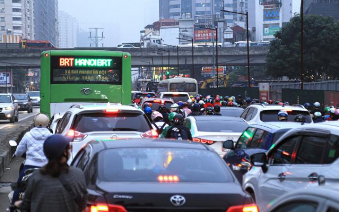 Buýt nhanh BRT trở thành buýt chậm, lưu thông “rùa bò” trong giờ cao điểm (Chụp ngày 10/4). Ảnh: Tạ Hải