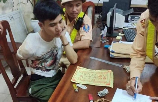 Đối tượng cướp xe máy của người phụ nữ bị CSGT phối hợp bắt giữ. (Ảnh nguồn: XDPT)