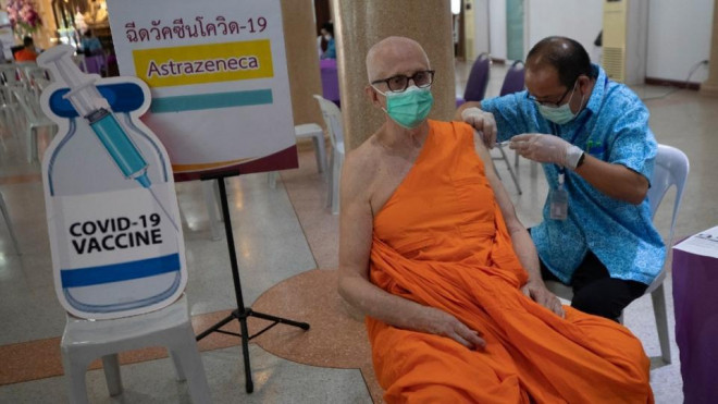 Một nhà sư được tiêm vắc xin ở Bangkok (Thái Lan). Ảnh: AP