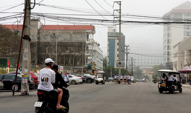 Lý giải về việc chậm di chuyển số cột điện trên đường Thanh Niên, ông Đức cho biết: "Do nhiều lần điện lực từ chối bồi thường". Ảnh: Đ. TRUNG