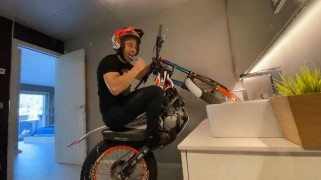 Toni Bou đưa cả xe máy vào toa lét để đánh răng rửa mặt buổi sáng, trong những ngày không được ra ngoài do Covid-19