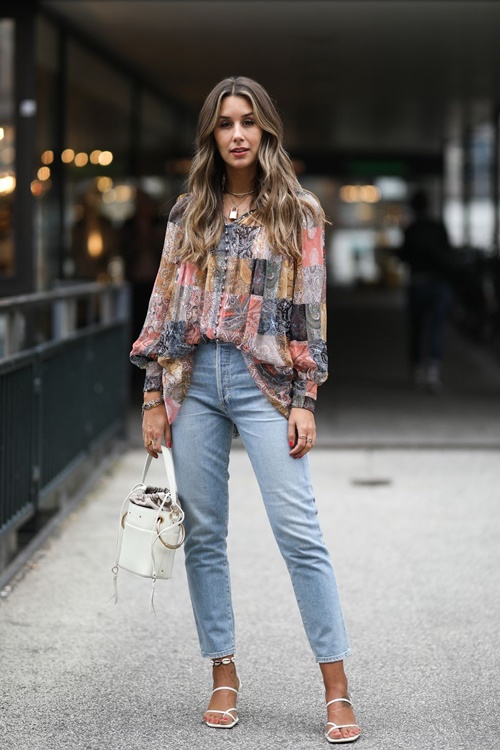 Ngày làm việc cuối tuần, hãy mang đến cho denim của bạn một nét boho với một chiếc áo cánh chắp vá và đôi xăng đan buộc dây.&nbsp;Giao diện này hoàn toàn phù hợp và thoải mái cho quý cô văn phòng không phải tuân theo quá nhiều quy tắc về trang phục.