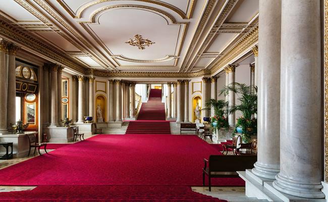Để khách tham quan có thể hiểu rõ rệt hơn về cuộc sống của Hoàng gia, cung điện đã mở cửa 19 phòng khách cho mọi người vào tham quan. Nếu bạn tới nước Anh du lịch, bạn có thể mua vé vào cửa để chiêm ngưỡng nơi ở của giới hoàng tộc. 

