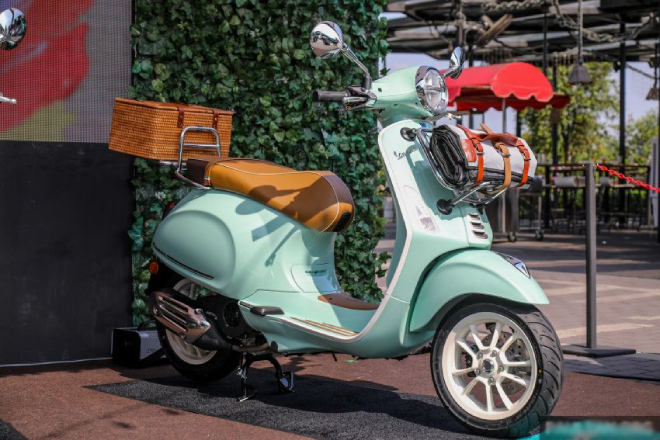 2021 Vespa Primavera PicNic 150 bản màu Xanh.