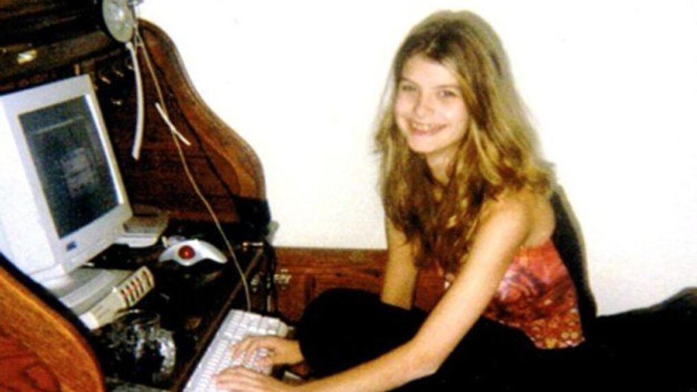 Alicia Kazakiewicsz bắt đầu biết tới Internet từ năm 13 tuổi.