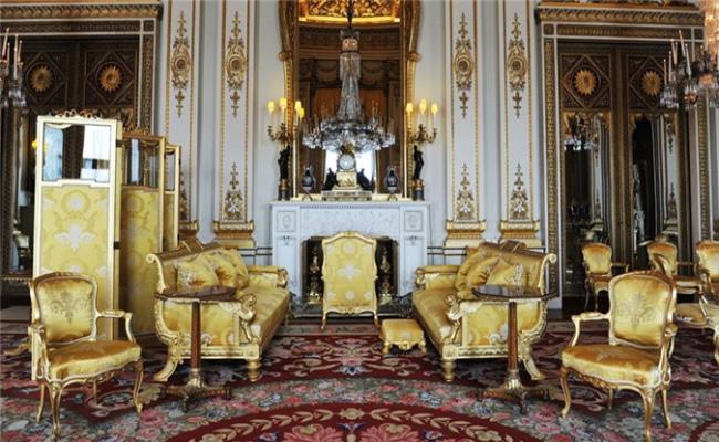 Có khoảng 800 người sống và làm việc tại cung điện Buckingham. 

