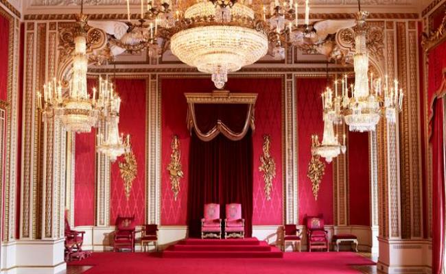 Cung điện là nơi Nữ hoàng Anh và các thành viên trong hoàng tộc tiếp đãi khách và tổ chức các nghi lễ trang trọng cấp hoàng gia. 
