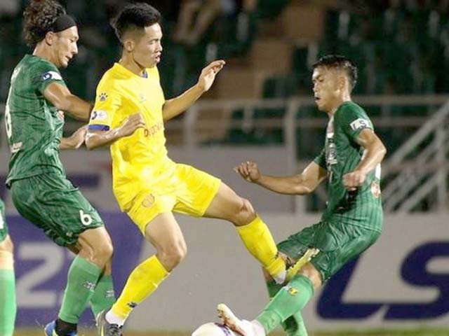 Tình huống Phan Thế Hưng (Nam Định) đạp vào đầu gối Nguyễn Công Thành (Sài Gòn FC)