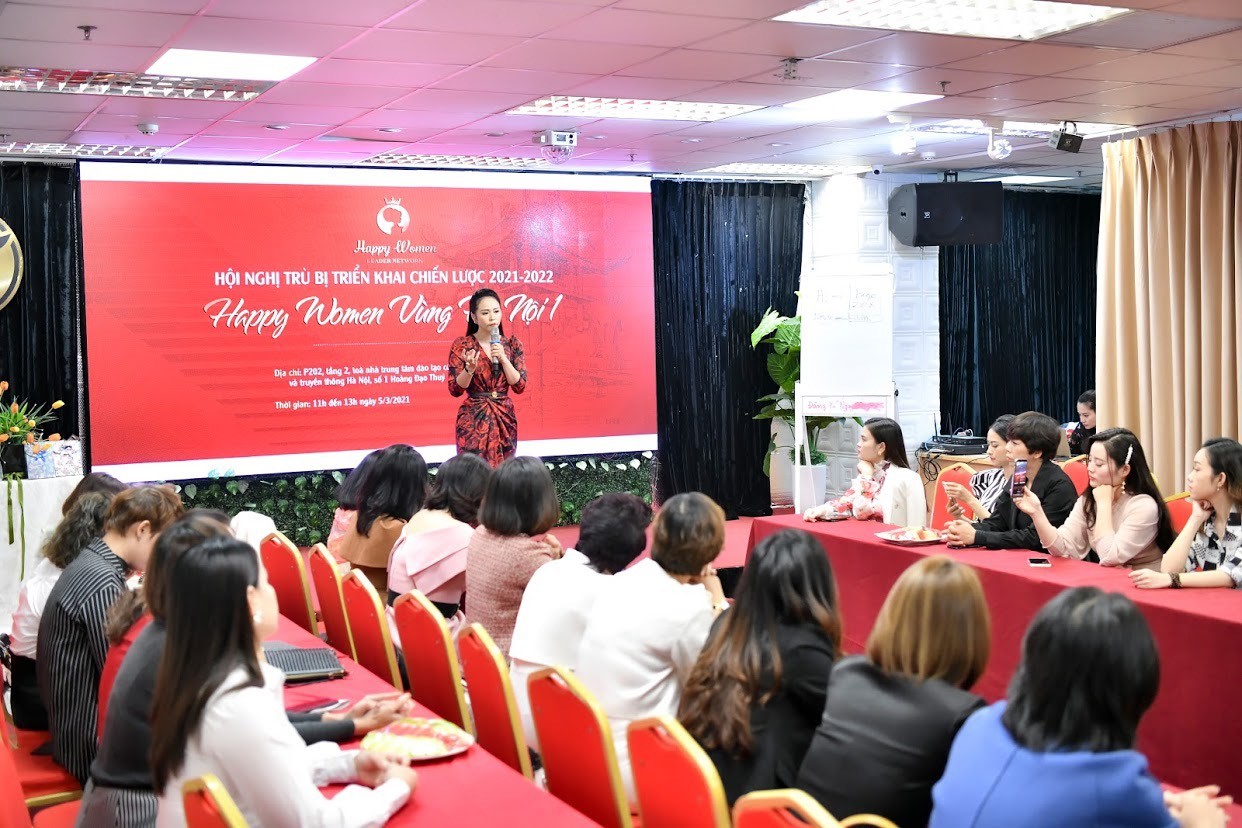 Chủ tịch Bùi Thanh Hương – Người sáng lập và điều hành Happy Women phát biểu tại Hội Nghị