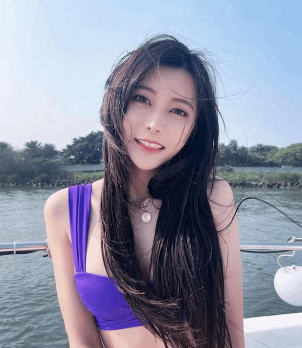 Nữ streamer xinh đẹp bỗng chốc &#34;nổi như cồn&#34; sau loạt ảnh bán hoa dạo trên đường phố - 3