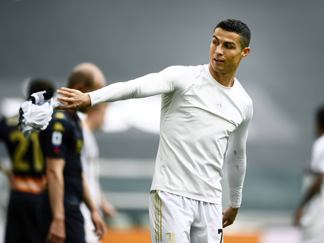 Ronaldo cởi áo thi đấu ngay sau tiếng còi mãn cuộc.&nbsp;