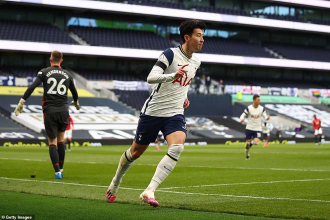 Son Heung Min ghi bàn vào lưới MU