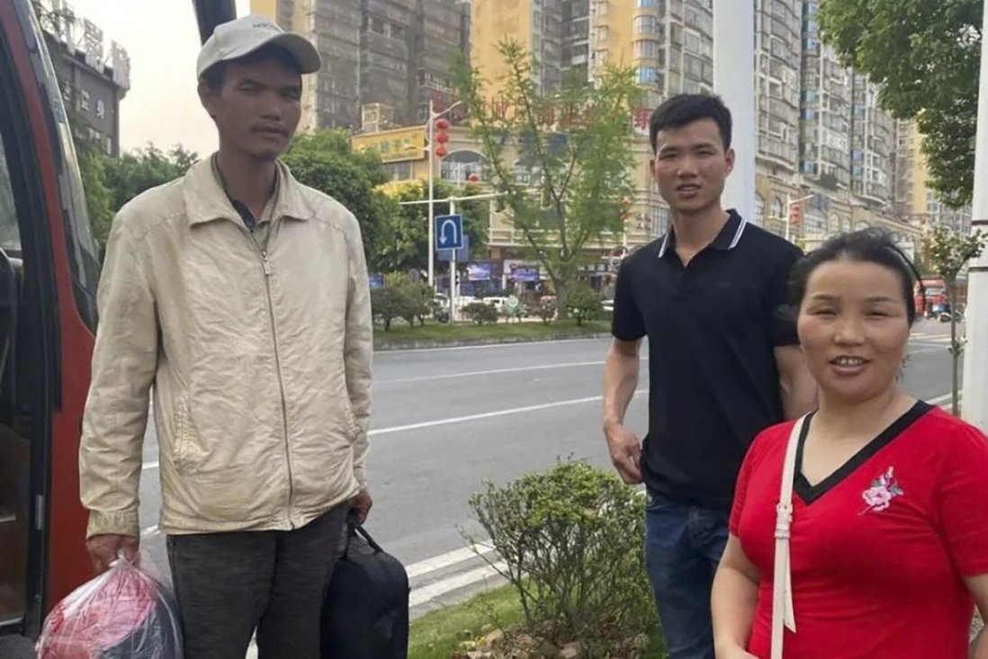 Wu Fangwen (trái) may mắn có cơ hội đoàn tụ với gia đình sau 10 năm mất tích.