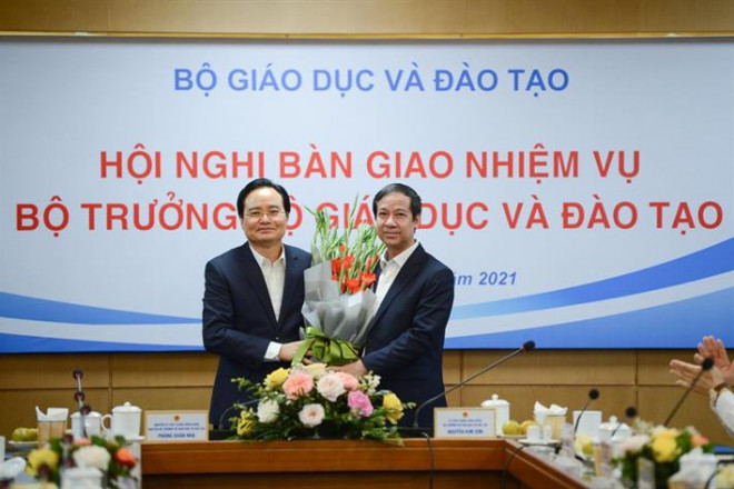 Bộ trưởng Bộ GD-ĐT Nguyễn Kim Sơn tặng hoa nguyên Bộ trưởng Bộ GD-ĐT Phùng Xuân Nhạ