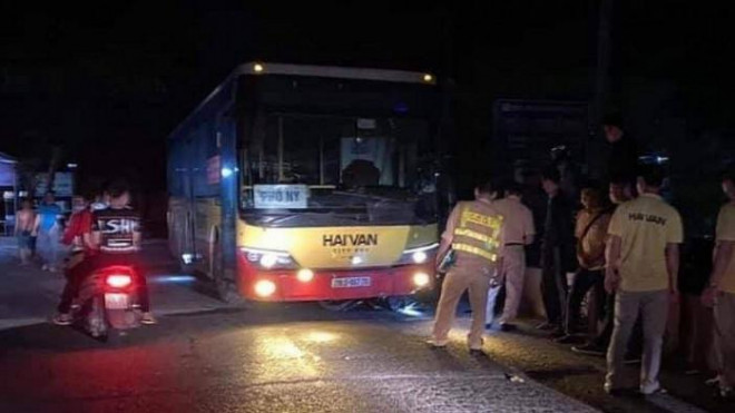 Vụ tai nạn xe buýt tại huyện Sóc Sơn tối qua (12/4) làm một người tử vong là vụ tai nạn xe buýt nghiêm trọng thứ ba trong vòng một tuần qua ở Hà Nội