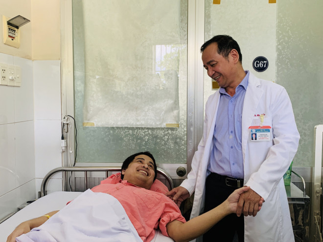 Anh Phan Hữu Nghiêm chia tay bác sĩ điều trị cho mình trước khi trở về nhà. Ảnh: HL