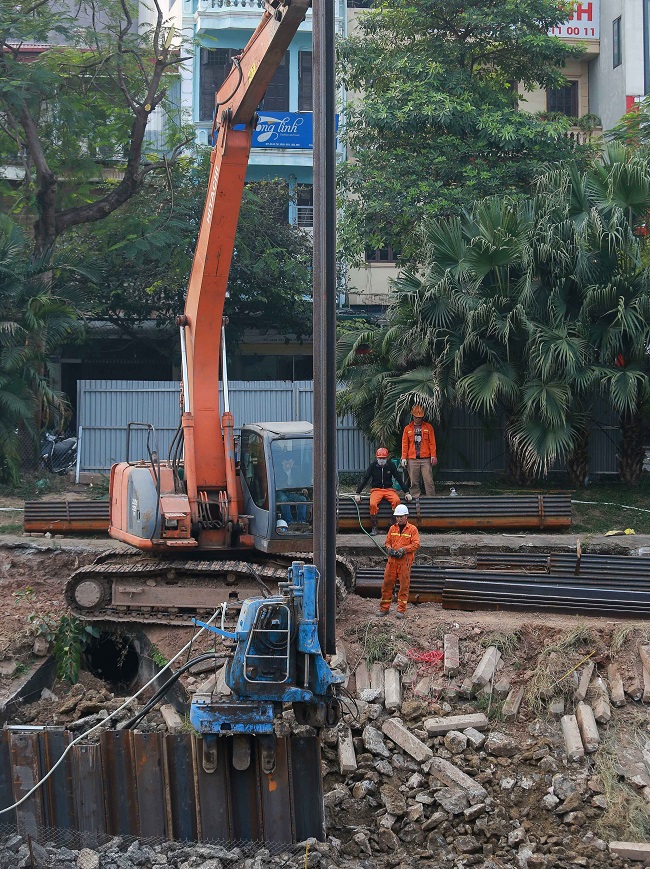 Ngoài ra, gói thầu số 2 của dự án cũng đang tiến hành xây dựng hệ thống cống ngầm dài hơn 21 km gom nước thải sông Tô Lịch về nhà máy xử lý nước thải Yên Xá gồm ba tuyến cống chính và những tuyến cống nhánh đấu nối thu gom nước thải từ các quận: Cầu Giấy, Đống Đa, Thanh Xuân, Hoàng Mai, đang được các nhà thầu tập trung thi công.
