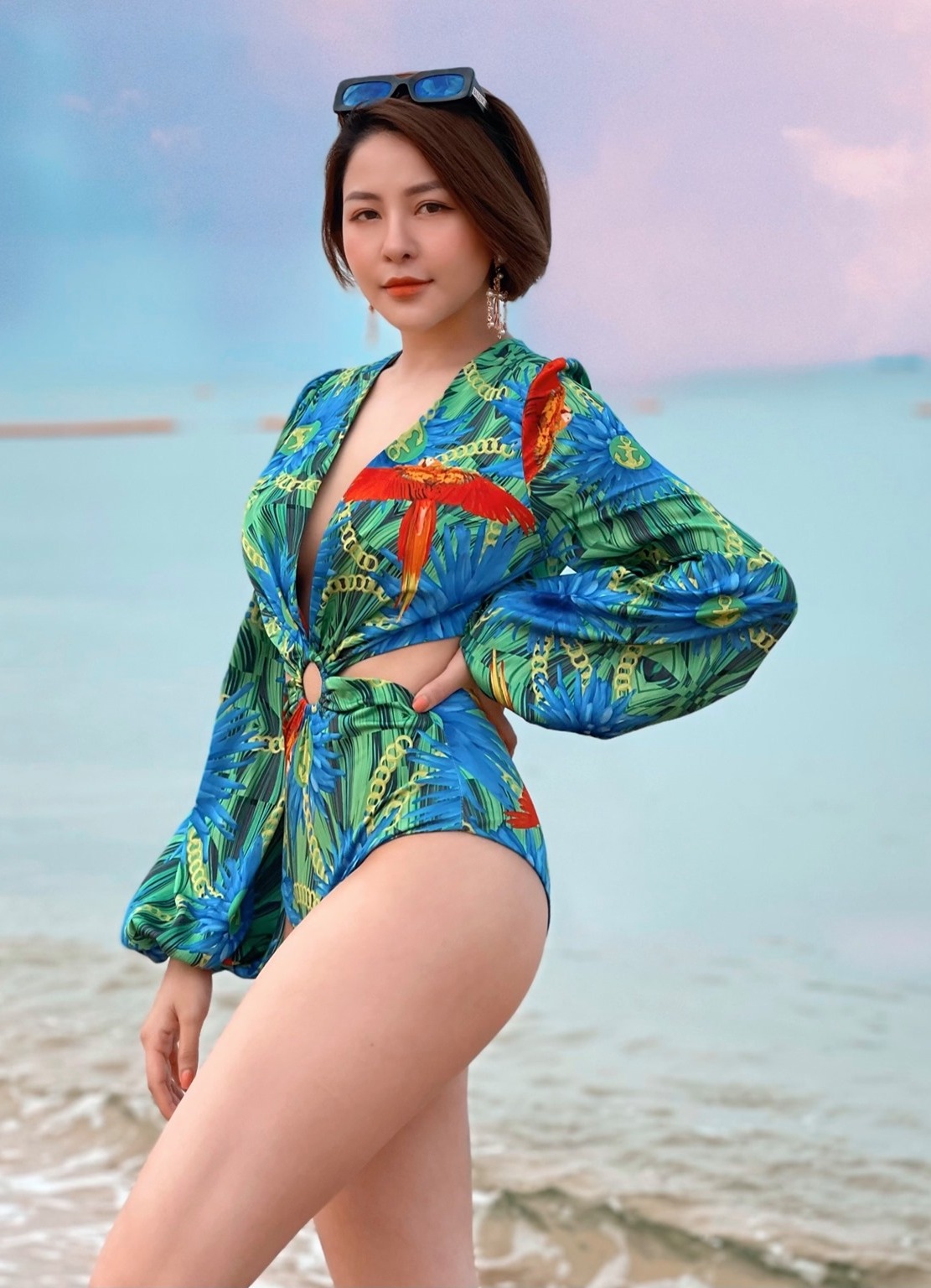 Trâm Anh khoe dáng nóng bỏng với bikini trên bãi biển - 9