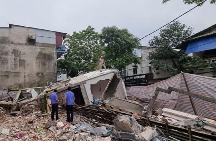 Hiện trường ngôi nhà bị đổ sập. Ảnh báo Lào Cai.