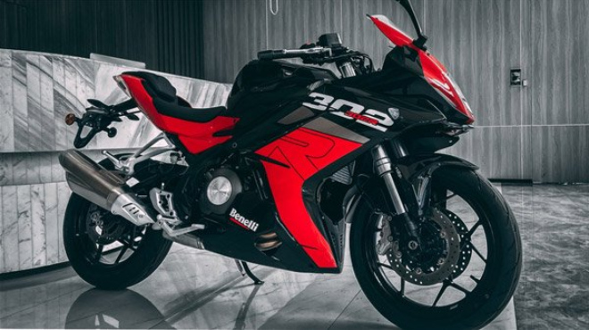 2021 Benelli 302R bản màu đỏ đen.