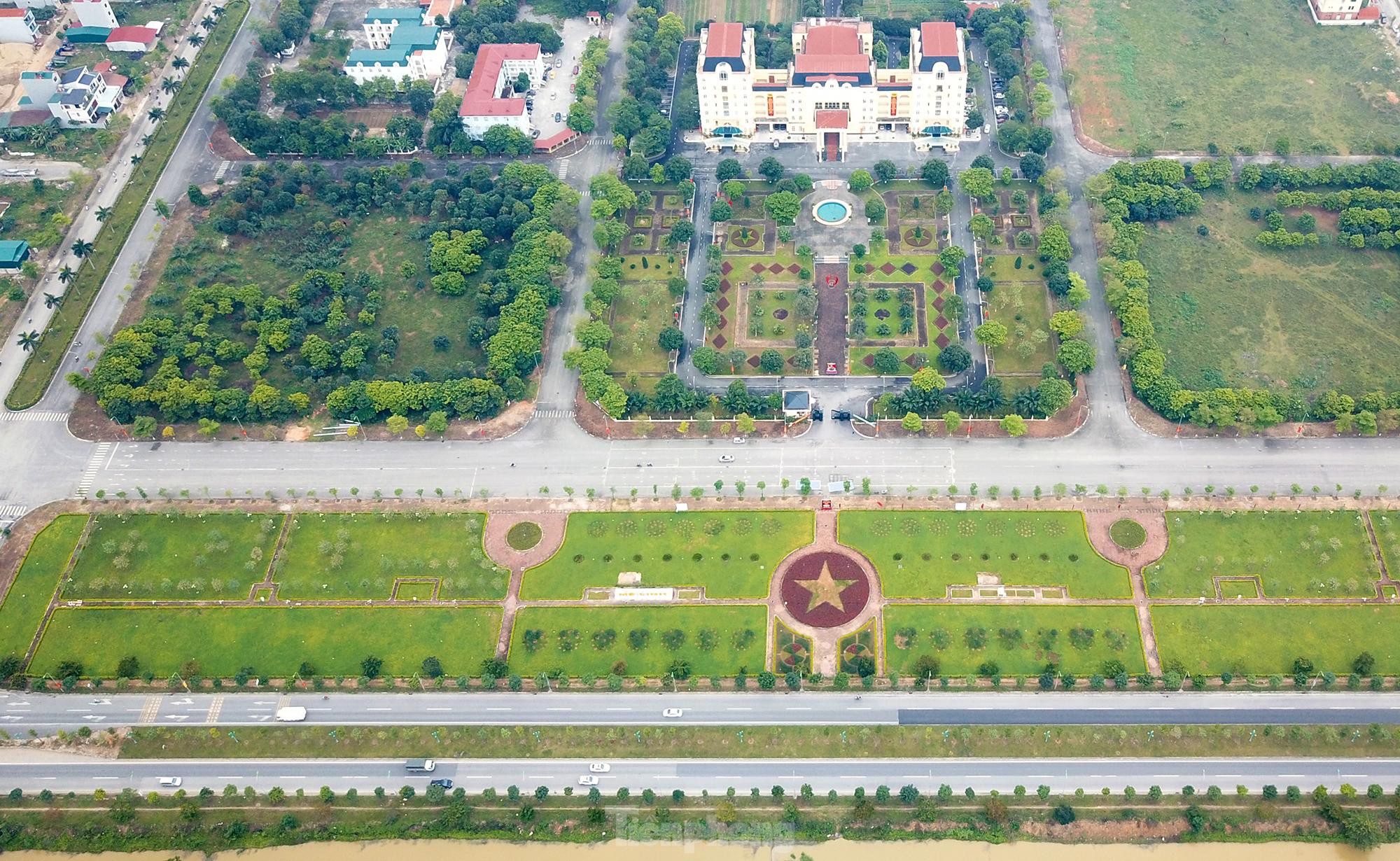 Trục đường chạy qua trụ sở UBND huyện Mê Linh mới được trang trí vườn hoa tiểu cảnh với thảm cỏ xanh rộng hàng chục m2, đây cũng là khu vực hành chính công của huyện Mê Linh.