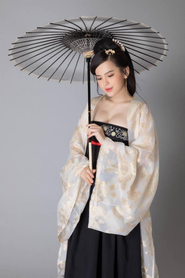 Sự o ép vòng 1 được ứng dụng trong nhiều phong cách thời trang khác nhau, từ trang phục ứng dụng, váy dạ hội hay váy áo cổ trang như "thánh nữ Mỳ Gõ" Huyền Trang mặc.
