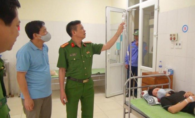 Đại tá Lê Như Lập - Phó giám đốc Công an tỉnh Thanh Hóa thăm hỏi Trung tá Trần Thị Hiếu