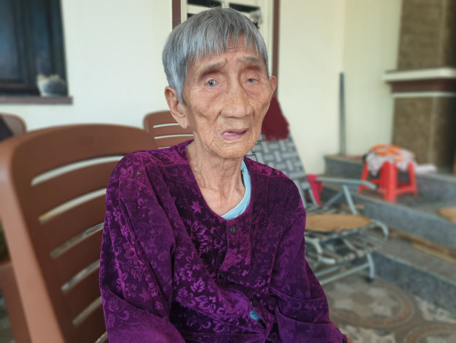 Cụ Phan Thị Chinh 97 tuổi nhưng tai vẫn thính, mắt vẫn tinh