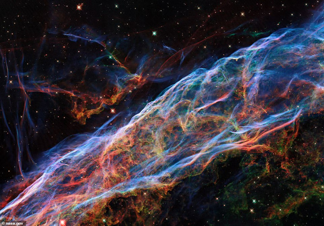 Tinh vân Veil là một mạng nhện ánh sáng với những sợi tơ khí ion hóa tuyệt đẹp - Ảnh: NASA