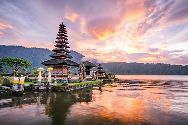 Bali là một trong những nơi nổi tiếng nhất để đi nghỉ ở Indonesia. Đây thực sự là một trong những điểm đến nổi tiếng hàng đầu thế giới. Được mệnh danh là Đảo của các vị thần, Bali có vẻ đẹp thiên nhiên vô cùng ngoạn mục. 
