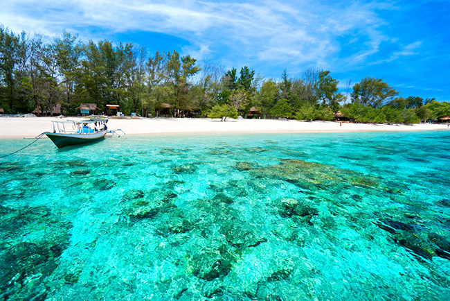 Quần đảo Gili, Lombok: Được bao quanh bởi những bãi biển cát trắng và làn nước trong như pha lê, sự kết hợp của 3 hòn đảo xinh đẹp và biệt lập là Gili Meno, Gili Trawangan và Gili Air tự hào với vẻ đẹp như tranh vẽ độc đáo.
