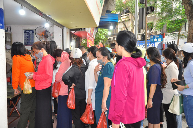 Bà Ngô Thị Lựa, trú tại phố Trần Xuân Soạn (Hai bà Trưng, Hà Nội) cho biết năm nào bà cũng phải đến cửa hàng này để mua bánh trôi, bánh chay về thắp hương ông bà.&nbsp;
