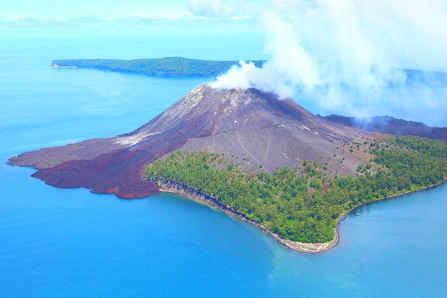 Núi lửa Krakatau: Một địa điểm tuyệt đẹp khác ở Indonesia là Nnúi lửa Krakatau. Núi lửa này bùng nổ vào năm 1883 và là một trong những thảm họa thiên nhiên thảm khốc nhất trong lịch sử thế giới.
