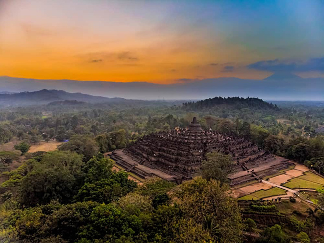 Đền Borobudur: Đền Borobudur là thánh địa Phật giáo lớn nhất thế giới, và ý nghĩa tôn giáo cũng như vẻ đẹp và sự quyến rũ của nó sẽ không làm bạn kinh ngạc.&nbsp;
