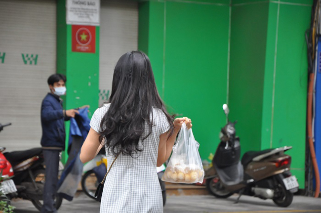 Cổ tích cũng kể lại rằng bánh trôi bánh chay có từ thời Hùng Vương và tục làm hai thứ bánh này để nhắc nhớ về sự tích "bọc trăm trứng" của Âu Cơ. Trăm viên bánh nhỏ tượng trưng cho trăm quả trứng. Bánh trôi tượng trưng cho 50 quả trứng nở ra thành 50 người con lên rừng theo mẹ. Bánh chay tượng trưng cho 50 quả trứng nở ra thành 50 người con theo cha xuống biển.
