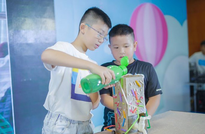 Hợp tác, làm việc nhóm là kỹ năng trẻ cần học hỏi.