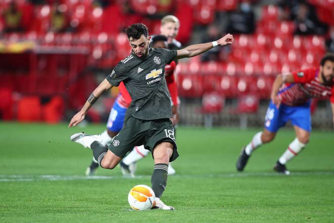 Bruno Fernandes thực hiện tốt quả đá phạt đền cho MU vào lưới của Granada