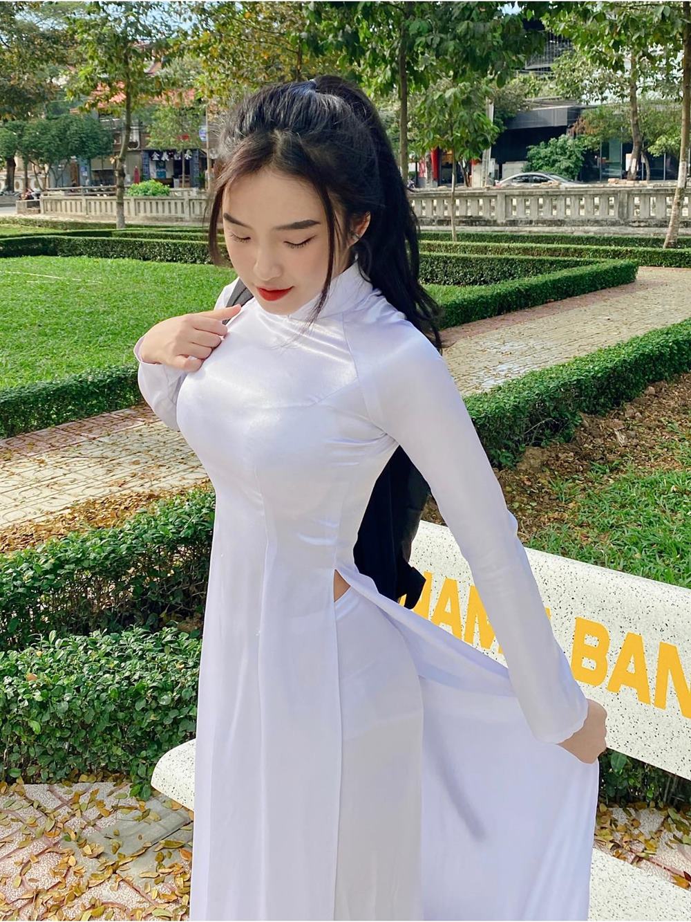 Phan Thị Bảo Trân được gọi là "thiên thần áo dài" nhờ mặc đẹp trang phục nữ sinh truyền thống.