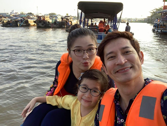 Sau nhiều mối tình ồn ào, hiện Huy Khánh có cuộc sống hạnh phúc và viên mãn bên bà xã Mạc Anh Thư và con gái nhỏ.
