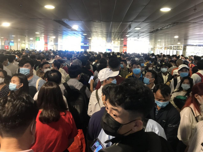 Hàng ngàn khách xếp hàng dài chờ soi chiếu ở sân bay Tân Sơn Nhất sáng sớm 15-4 - 1