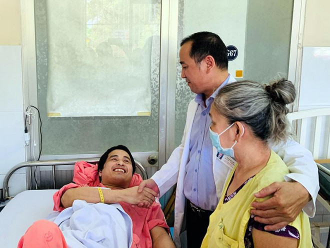 Anh Phan Hữu Nghiêm bị bệnh máu khó đông được bảo hiểm y tế chi trả hơn 38 tỉ đồng cho 11 năm điều trị đang chia tay bác sĩ để xuất viện về nhà. Ảnh: HOÀNG LAN