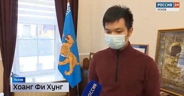 Hoàng Phi Hùng trả lời phỏng vấn trên đài truyền hình Pskov (Nga).