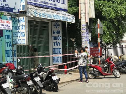 Công an niêm phong tiệm thuốc tây.