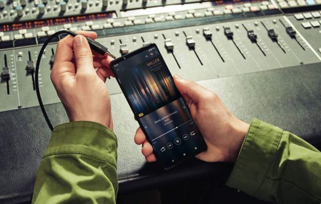 Cả hai sản phẩm đều trang bị công nghệ làm mới 120 Hz, riêng Xperia 1 III trở thành smartphone đầu tiên trên thế giới có màn hình 4K chạy ở tần số này.

