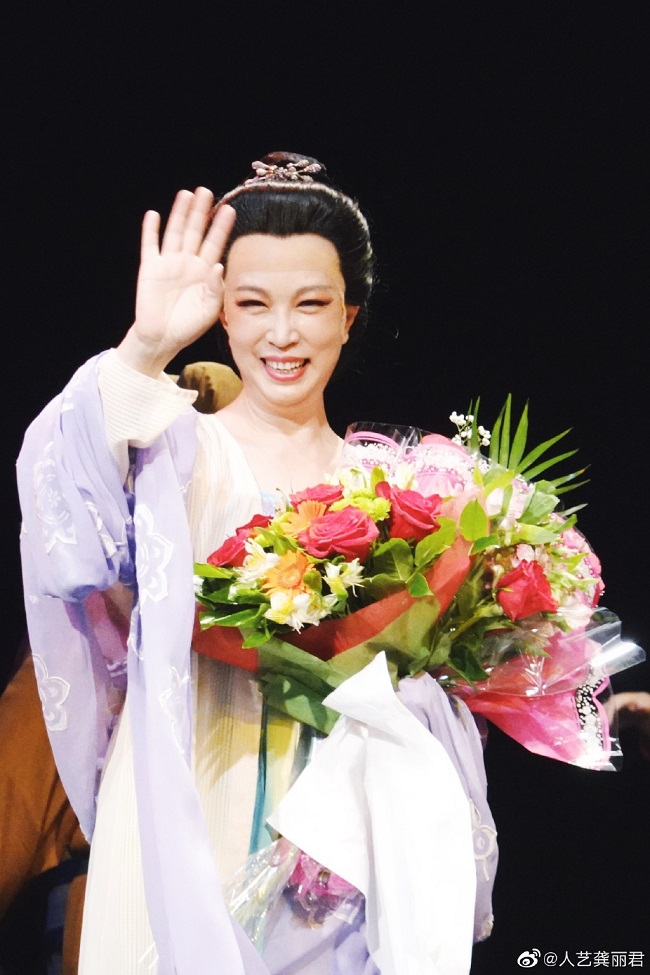 Ngoài đời, Cung Lệ Quân là ủy viên Ủy ban Nghệ thuật của Nhà hát Nghệ thuật Nhân dân Bắc Kinh và từng giành nhiều giải thưởng điện ảnh danh giá. Mặc dù hiện tại đã U60, nhưng nữ diễn viên vẫn miệt mài đóng phim và gặt hái nhiều thành công trong hoạt động nghệ thuật.
