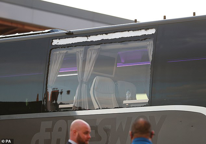 Xe bus chở toàn đội Real Madrid bị tấn công bằng pháo sáng